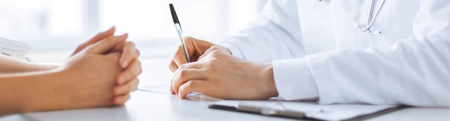 Doctor-with-pen-patient-with-hands-clasped-1500x800-px-e1538581596716
